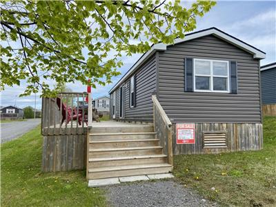 Enjoy this beautifully maintained 2016 Northlander Poplar with a large deck side deck!