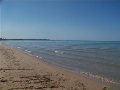 Peaceful Pines Cottage - Ipperwash Beach - June to Sept (7 day min Sat to Sat)