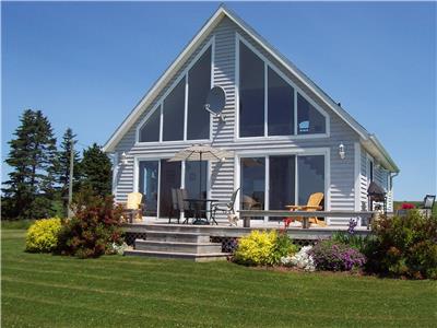 Alexanders Beach House, air conditioned 3 bedroom 4 star Canada Select, directly on the beach