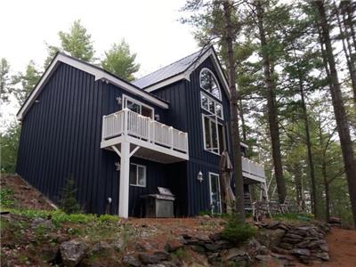 New 2024 pricing, LakeFront Cottage, Private Beach, Huge Waterfront lot, Bell Fibe WiFi .