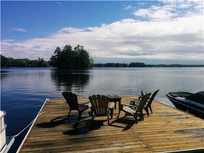 Bobs Lake Cottage, private sandy beach, large private dock, great fishing and swimming