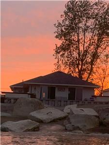 Your own Sandy beach Overlooking Lake Erie and a canal! 3 beds 2 bath cozy beach house!