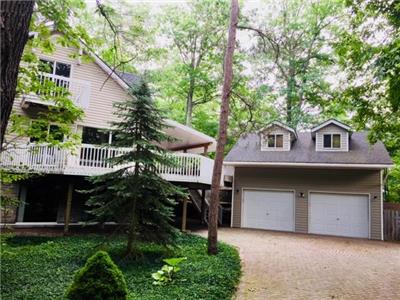 Spacious Family Cottage in Southcott Pines, GrandBend