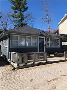 SPACIOUS COTTAGE JUST STEPS FROM GRAND BEND STRIP, BEACH & ACTIVITIES