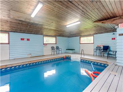 SkiChalet, indoor heated pool & Sauna walking distance to the Blue Mountain village