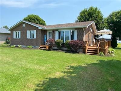 Summerville Beach Escape, Family Cottage on Lake Huron, steps away from private subdivision beach
