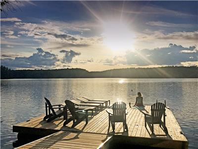 Luxurious Lake House Retreat, Breathtaking Sunset Views. Large sunroom & Dock. True comfort awaits!