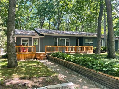 Updated Four Season Cottage, Southcott Pines, steps to Sun Beach