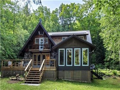 PRIVATE LAKEFRONT COTTAGE CLOSE TO ALGONQUIN PARK - 5 BEDROOMS, 3 BATHS - LEVEL TO THE WATER