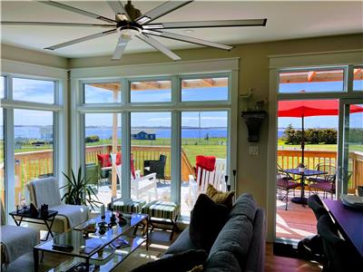 Ocean View Kolibri Cottage near Twin Shores in Lower Darnley, situated close to Thunder Cove Beach!!
