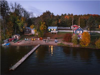 Waterfront Family Cottage: avec piscine, kayaks, canos, SUPS, vlos et laissez-passer pour le parc