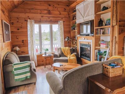 Pines Edge Cottage - Lake access with forest - Peaceful, clean & bright - dog friendly