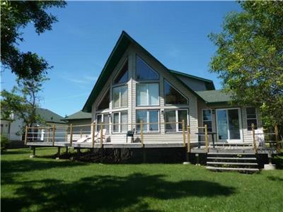 Lakefront Home, HOT TUB! AUG 23 - 30 AVAILABLE!