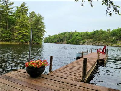 Blue Bird's Nest -only summer week left Aug 25 to Sept 1- bedroom lakeside cottage - 6 to 8 guests