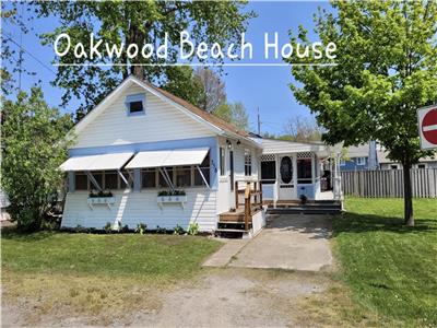 Oakwood Beach House - Crystal Beach 3 bedroom - 8 people - 1 block from beach.