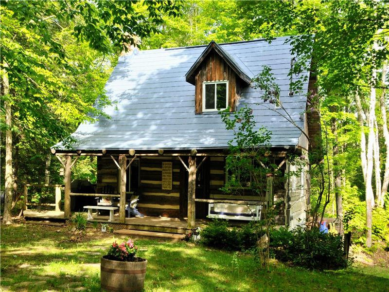 Jolie petit chalet en bois ronds