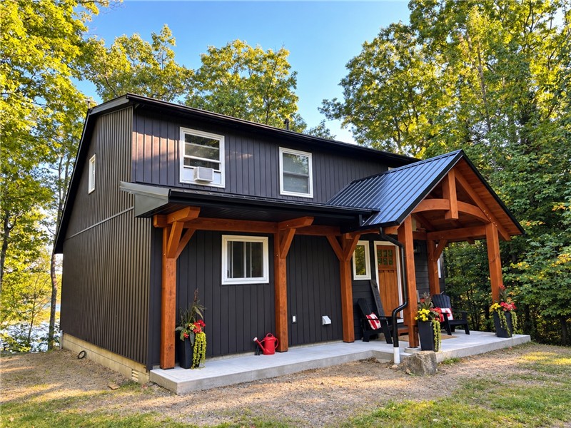 Private Waterfront Muskoka Cottage ~ Sleeps 10 ~ Dog Friendly ~ Kayaks, paddleboards & fishing