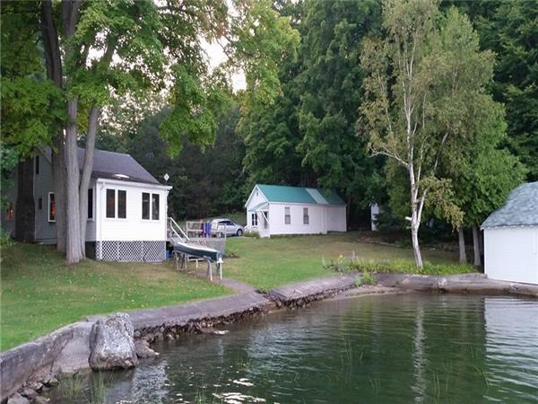 The Murphys' Cottage at Dog Lake: Eastern Ontario, Waterfront, Fireplace, Well-Equipped, 2 Baths