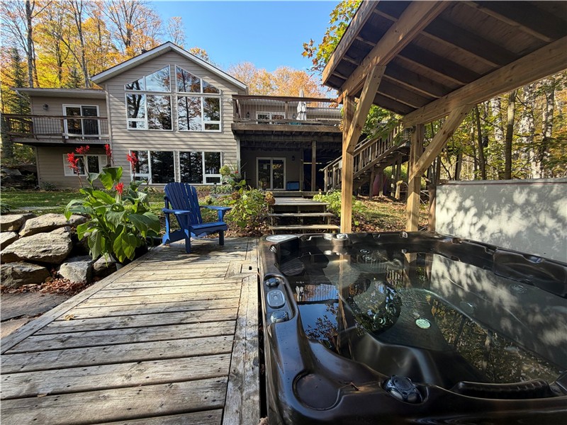 Stunning Haliburton Lakeside Cottage - Hot Tub, EV charge point, fast wifi!