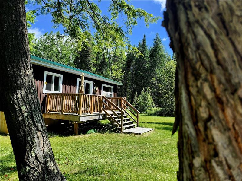 Lazy Bear Lodge at Madawaska River