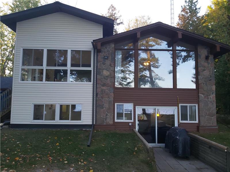 Balsam Lake Waterfront Cottage, 5+ Bedrooms, 3 Bathrooms, Dog Friendly. Unique & Very Spacious