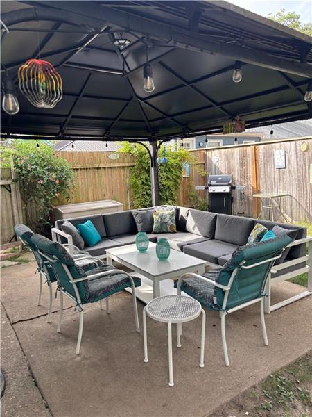 Beach Haven -40 second walk to beach, easy walk to 2 waterfront parks, shops & restaurants