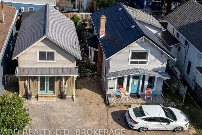 2 side by side cottages -Across from the Beach, walk to 2 waterfront parks, shops & restaurants