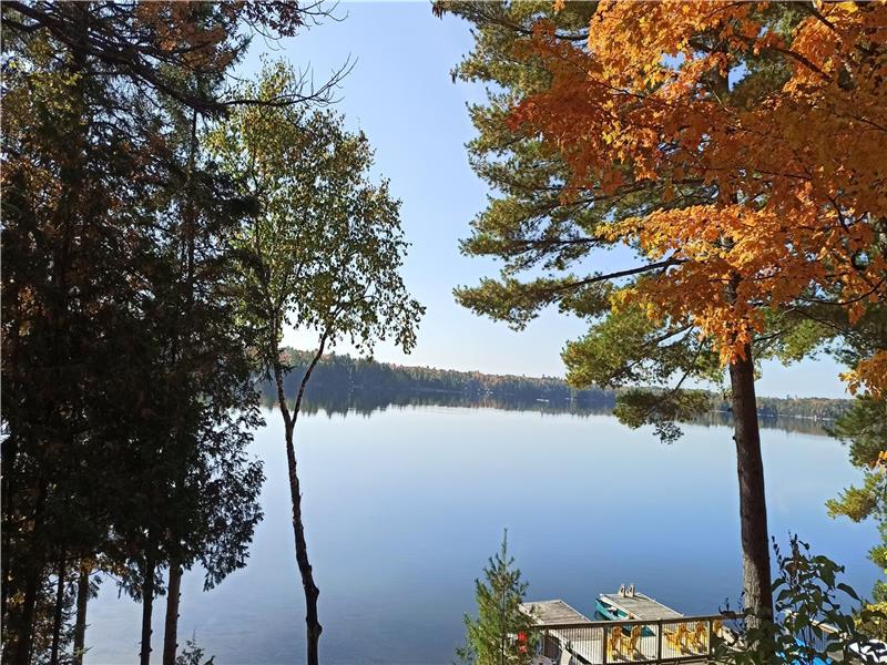 De magnifiques couleurs automnales canadiennes sur le lac Crystal — Réservez votre escapade chaleure