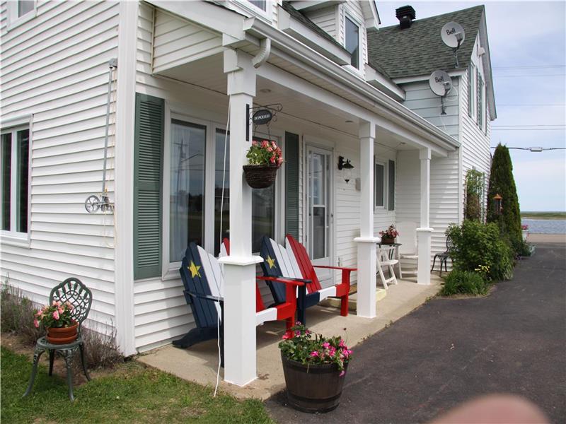 Chez Bordeleau by the sea. Balade in pontoon if tide and temperature is beautiful