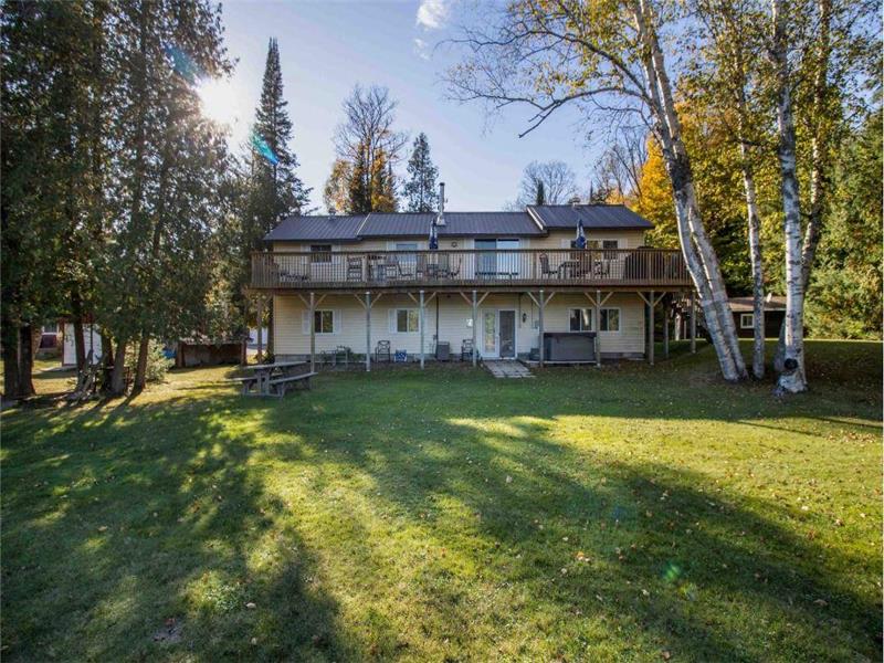 REDUCED RATES - FALL & WINTER BOOKINGS AVAILABLE NOW! - Sandy Maple Lakefront Cottage