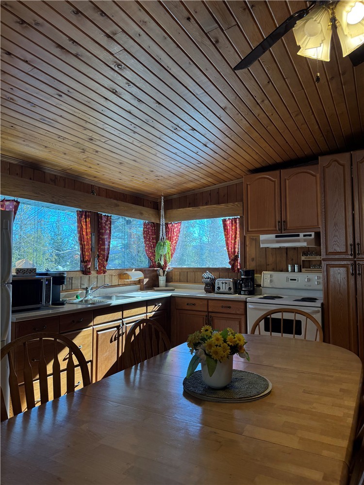 WATERFRONT CHALET Mont St. Marie