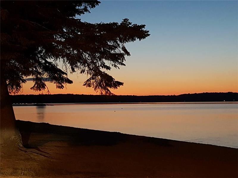 Cottage Lake Bernard Sundridge/Free WIFI/2.5 hours north of Toronto/ with a year round hot tub