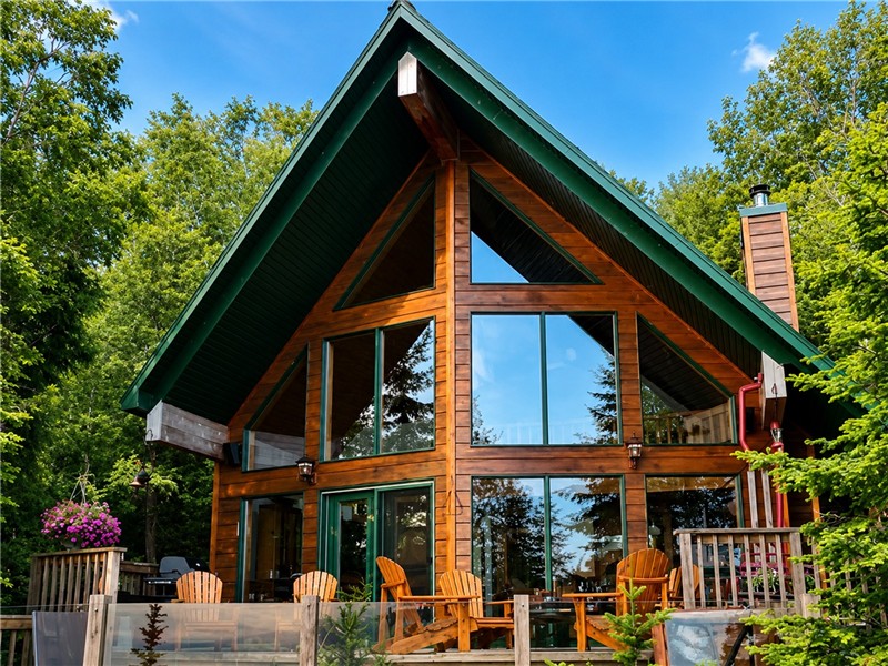 Peninsula Waterfront Chalet with Hot Tub