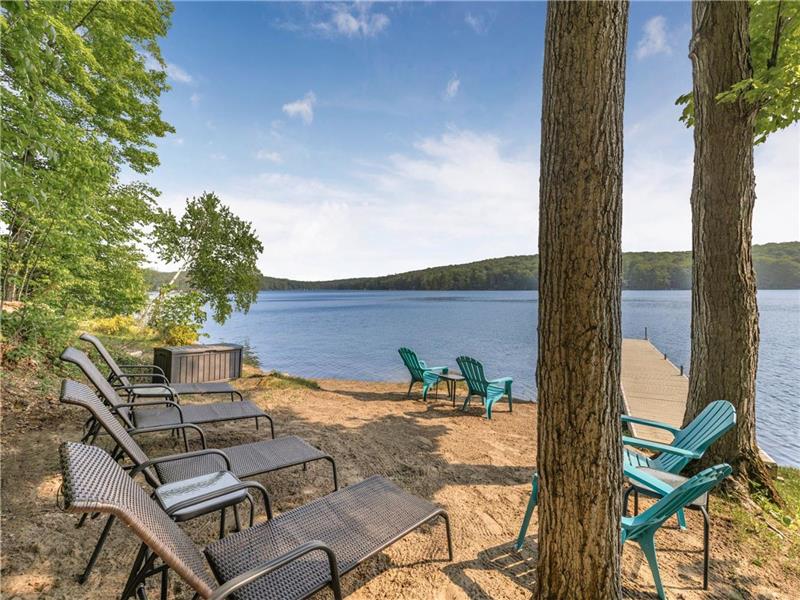 ** WATERFRONT BLISS **                        Four Season Escape with Sandy Beach