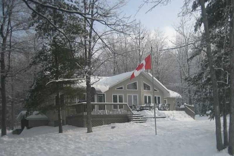 Mapleview - Pet-Friendly Cottage w/ Sand Beach, Watercraft, Wi-Fi & Hot Tub (Oct 1-May 1 only)