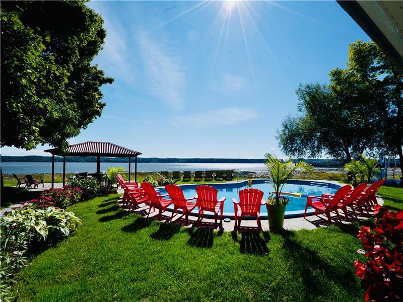 Villa * 39 pers. *SPA * pool * spectacular view * fire pit * sun room* 30 min to Old Quebec City