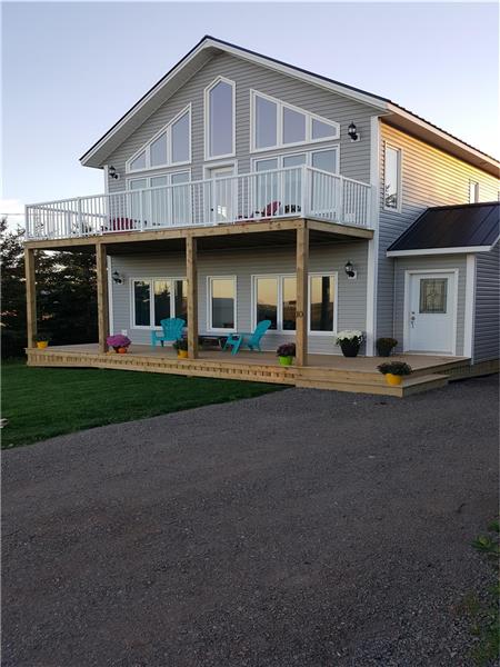 BEACH LOVERS-SeaGlass on Wild Rose-Perfect location-Steps to the beach, enjoy breezes of the water