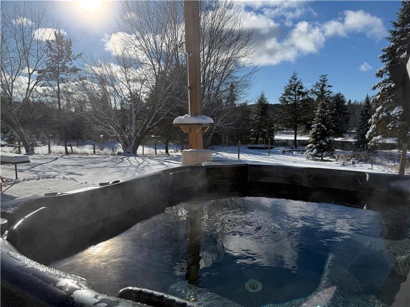Now Booking for 2027 - Winter Retreats - Summer Holidays - Private Dock, Hot Tub, Air con