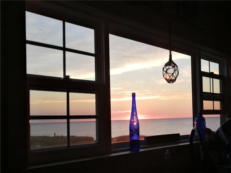 Cora's ocean air - Direct Ocean front Cottage