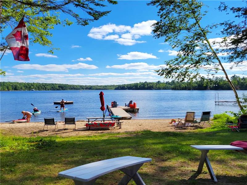 2.5-3 hrs from Toronto. Pets Welcome. Paddleboards, kayaks, canoe, firepit, sandy beach, dock. WIFI