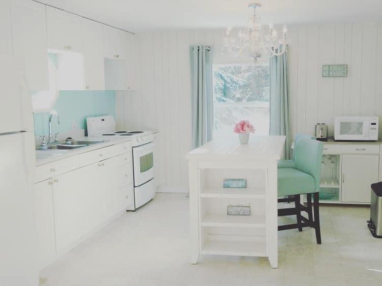 BEAUTIFUL COZY 2 BEDROOM COTTAGE ONLY FEW MINUTES WALK TO PRIVATE BEACH