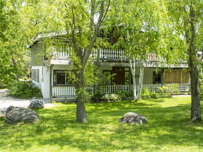 4 Bedroom Cozy Ski Chalet@Blue Mountain, Perfect for Families, Near The Village, Pets Welcome!