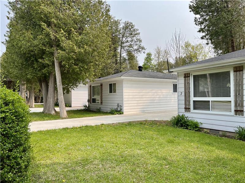 Market St. Cottages: 3 Separate 2 Bdrm cottages, Each Sleeps 6, Pet Friendly, Steps from the Beach