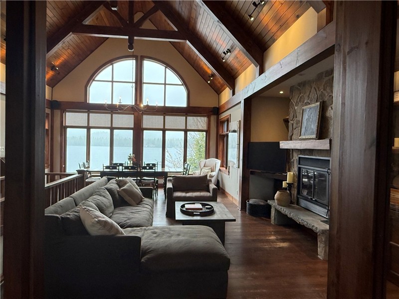 Stunning Laurentian Chalet w/Superb Architecture-Fabulous Views of Lac Ludger