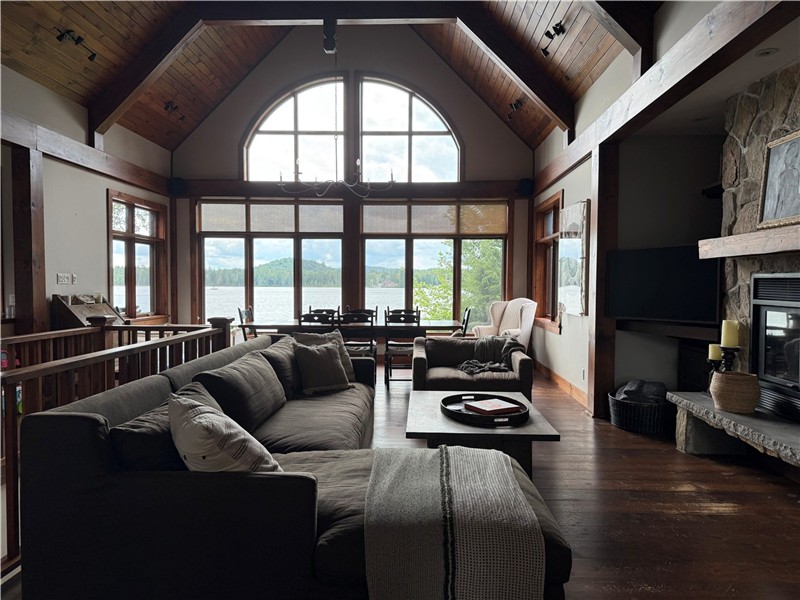 Stunning Laurentian Chalet w/Superb Architecture-Fabulous Views of Lac Ludger