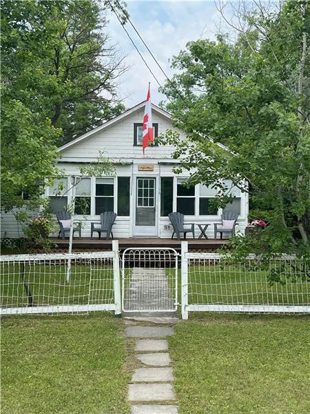 Large Charming Family Cottage in Matlock, MB