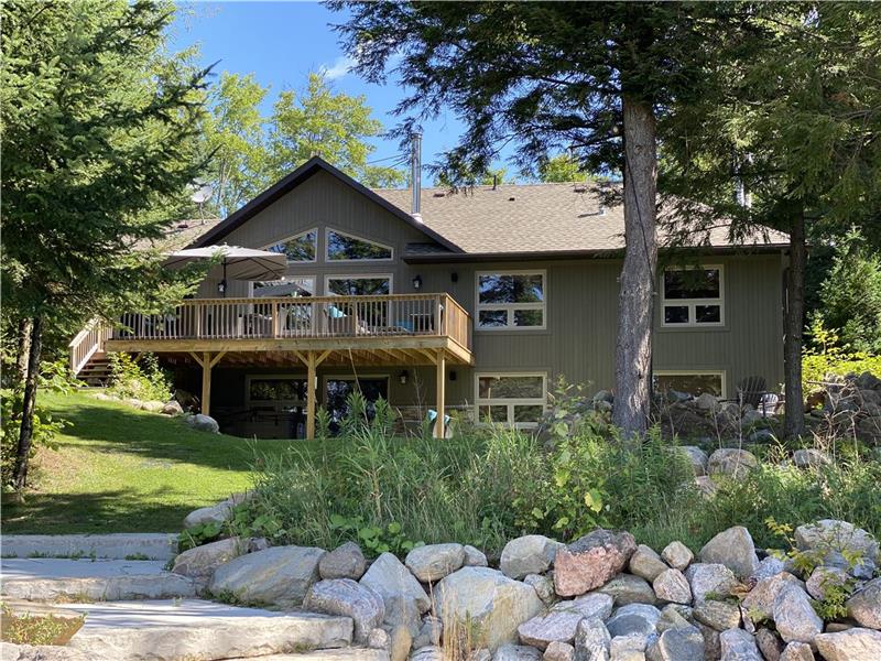 Stunning, Year Round Lakefront Cottage with Hot Tub & Sauna