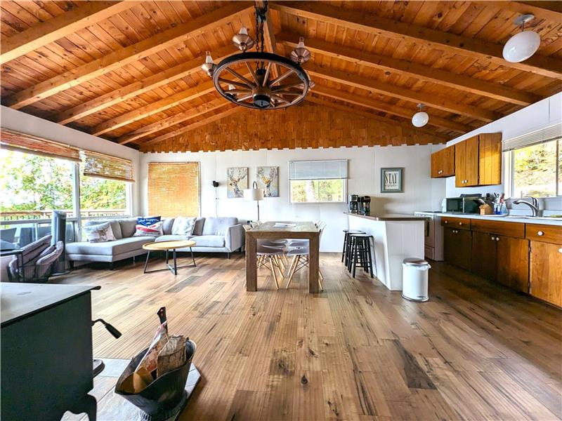 FULLY UPDATED LAKEFRONT COTTAGE! NOW BOOKING FALL 2025!