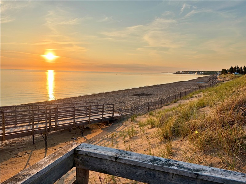 Beautiful Parlee Beach Cottage for Rent. 3 Min Walk to the Beach
