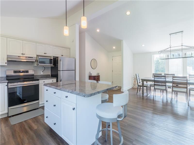 Summer Dates Available! Relaxing Escape in Grand Bend - Modern 3 Bdrm 2 Bath, Sleeps 8